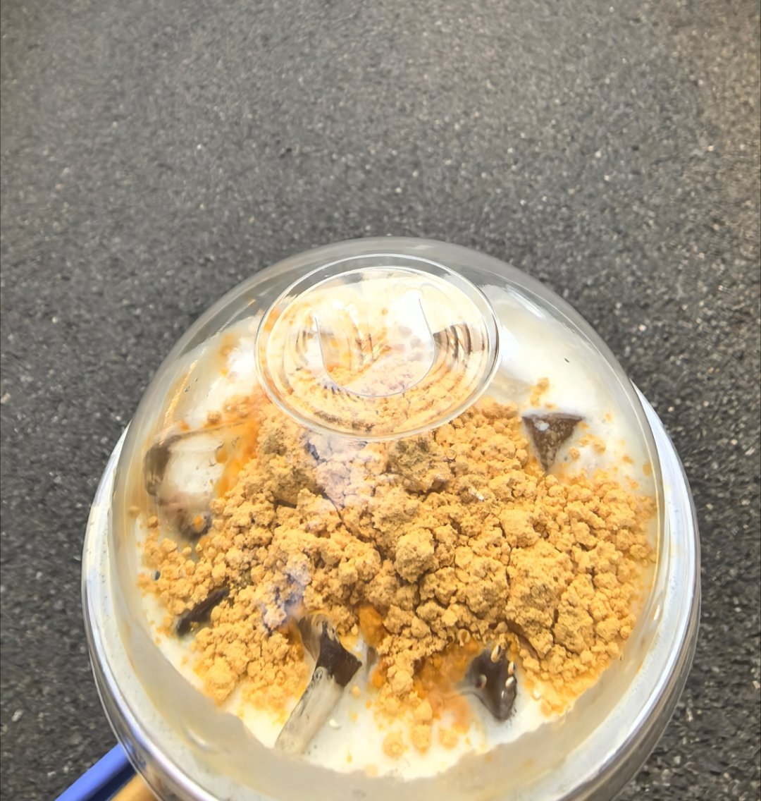 一样的无糖，豆乳鸳鸯拿铁感觉要偏甜一些，不知道是不是我的错觉。口感还是不错的，二