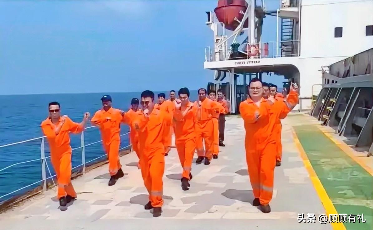 笑死了～[呲牙][呲牙][呲牙]

霍尔木兹海峡被封，船员们的心情原本就很焦虑，