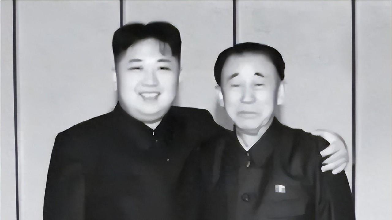 在托孤重臣玄哲海的葬礼上，金正恩双手亲扶着那块静静的石碑，触摸着他那已逝恩师的名