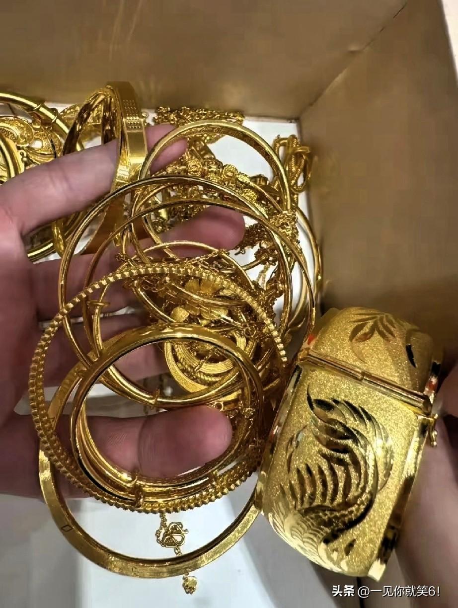 金价彻底失控了！

3月30号，

一个65克的金镯子，今天居然轻轻松松
9万多