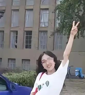 为什么这些趾高气扬的女生都容易翻车？

最近疑似一些家庭背景雄厚，家境优渥，前程