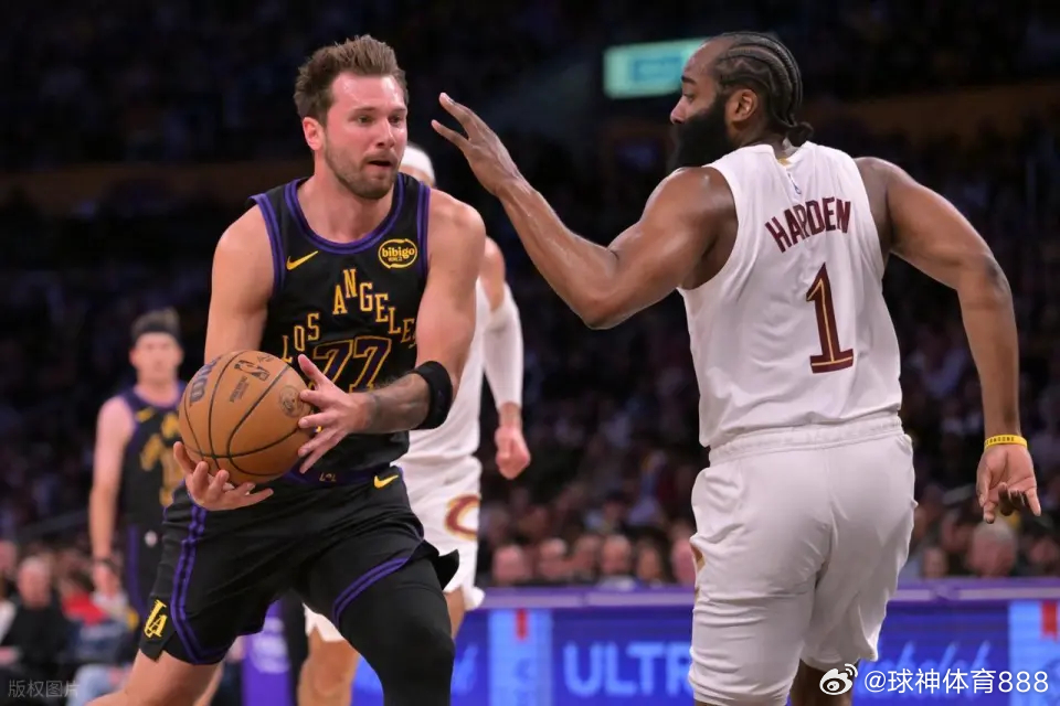 东契奇42+5+12创5项纪录能够力压上面这么多球星当选今日最佳球员的人，一定是