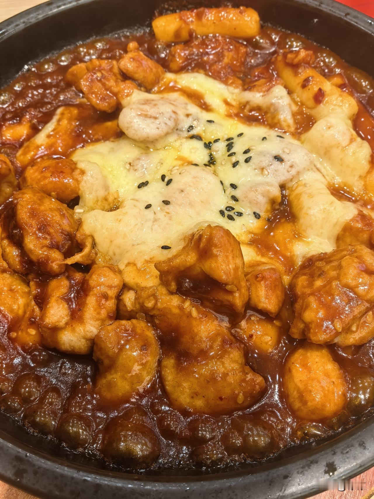 逛街累了吃了两次米村，
上一次是肥牛锅，
这次是芝士年糕鸡。
后者真难吃。