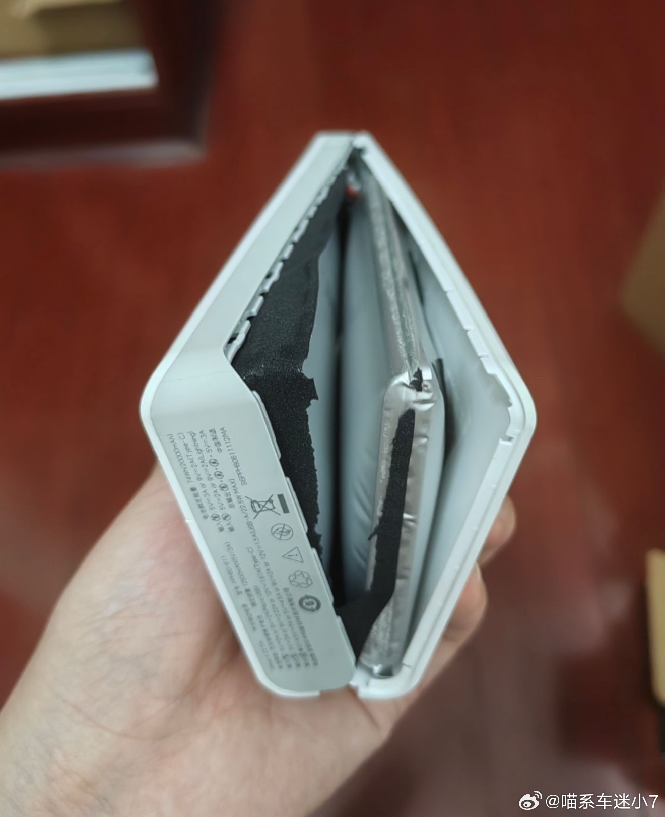 用了4年的充电宝突然爆炸喷火，我上学那会有一个很久没动的充电宝，那天拿出来一看已