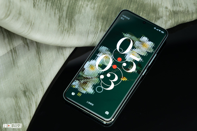 手机屏幕，到底该用「直屏」还是「曲屏」