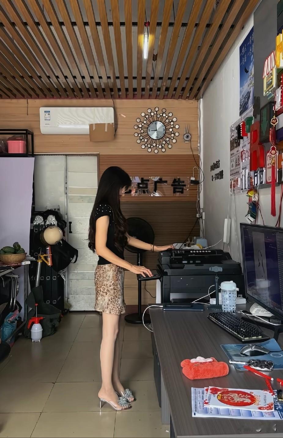 这么好看的老板，怎么舍得让她干粗活呢