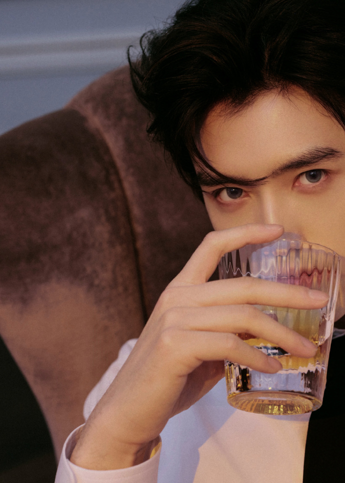 终于等到你！！！《白日提灯》明天正式定档啦！！！明天全天都会有惊喜物料不定时掉落