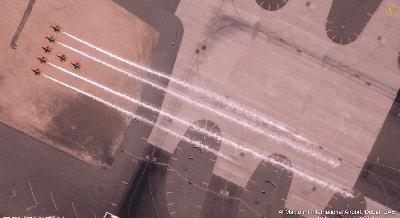 卫星视角下的阿联酋空军特技飞行表演队 ​​​