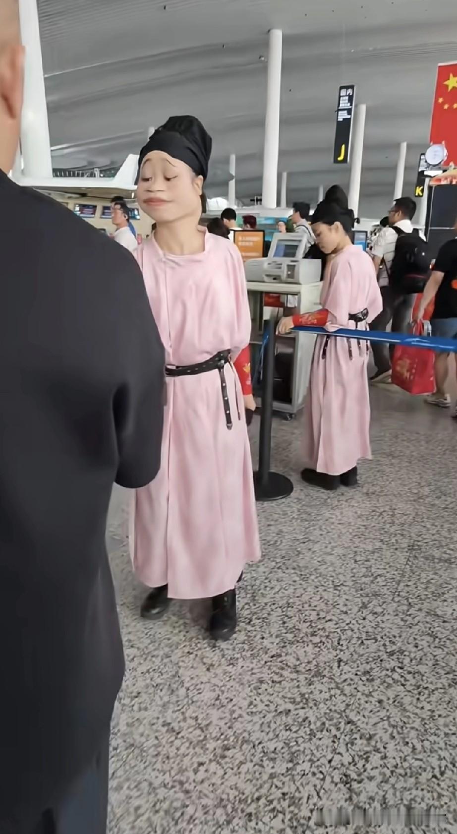 白云机场，现实版的流放岭南！
 
在广州白云机场，穿越剧现场直接上演！工作人员一