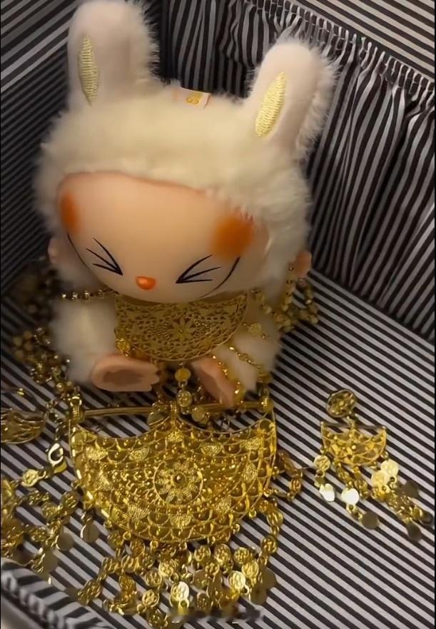 当迪拜人买了labubu 不是？这labubu怎么过得比我还好呀！都穿金戴银了，