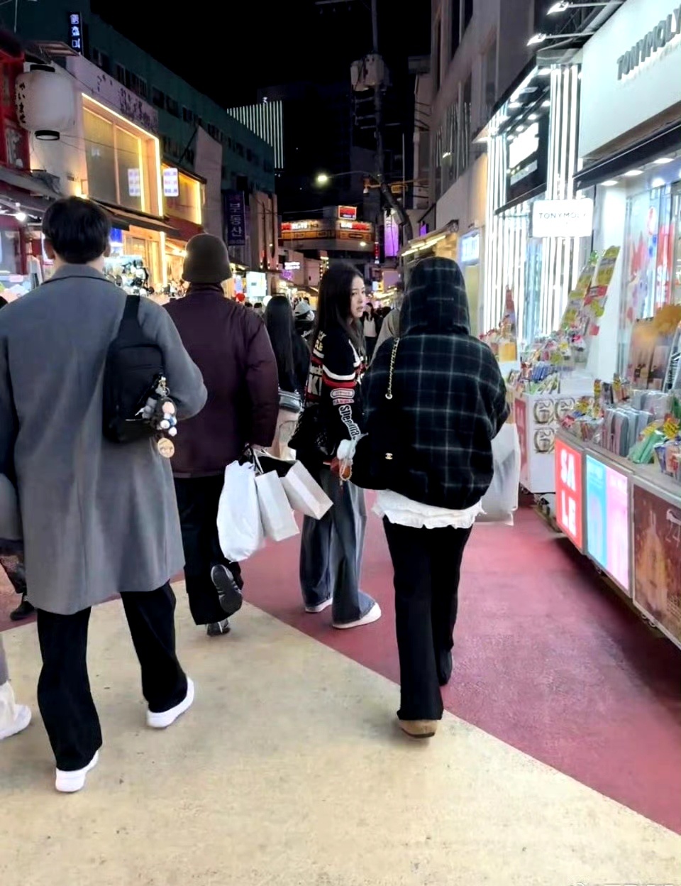 韩国偶遇白鹿曾舜晞逛街网友韩国街头偶遇白鹿曾舜晞逛街，私服休闲状态松弛，一路热聊