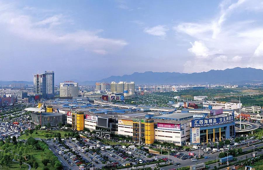 《鹧鸪天·义乌经验赞》
拨浪摇春出浙东，商潮卷地势如虹。  
无中生有开天巧，点