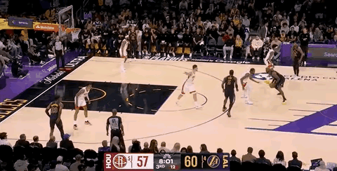 火箭五人目送詹姆斯突破扣篮，球迷都看不下去了，管理层就熟视无睹吗？这可是季后赛关