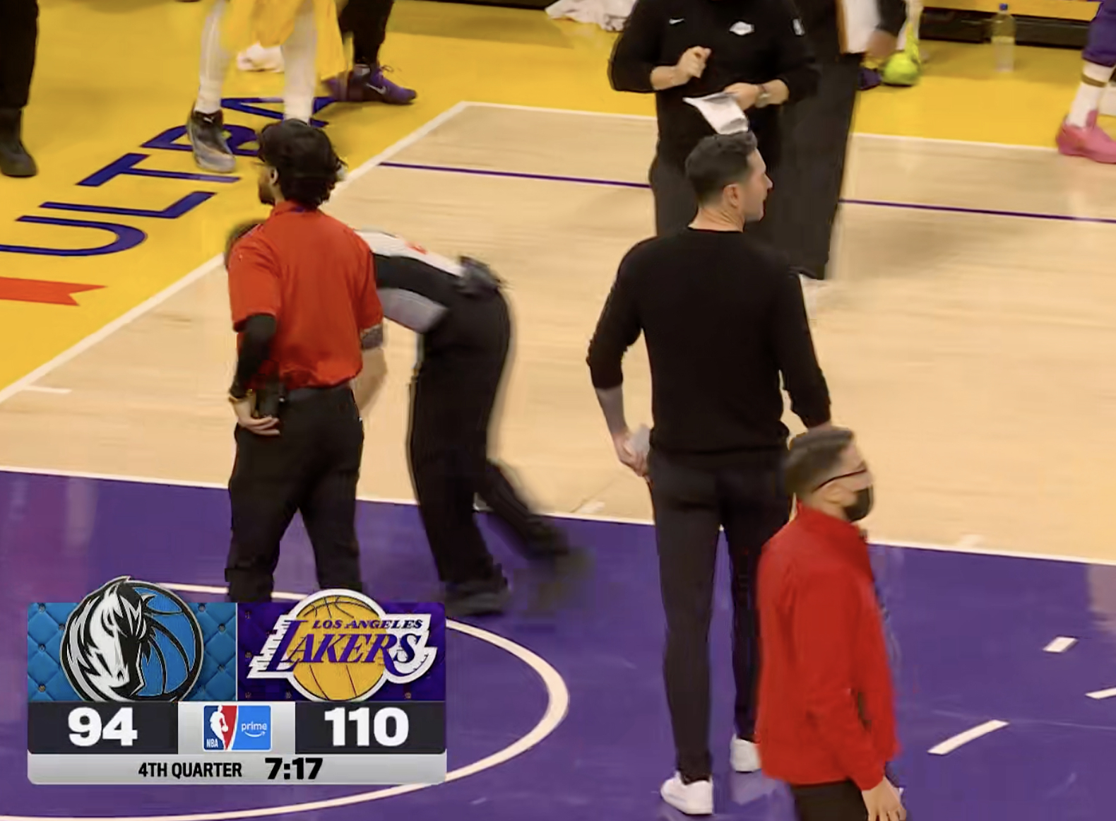 里夫斯单打三分，打停独行侠！ 湖人110-94领先独行侠vs湖人