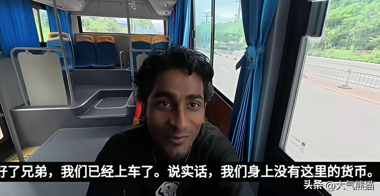 好心免了车票反倒被拿来炫耀，属实让人心里不舒服。
刷到一件挺别扭的事，两个印度背