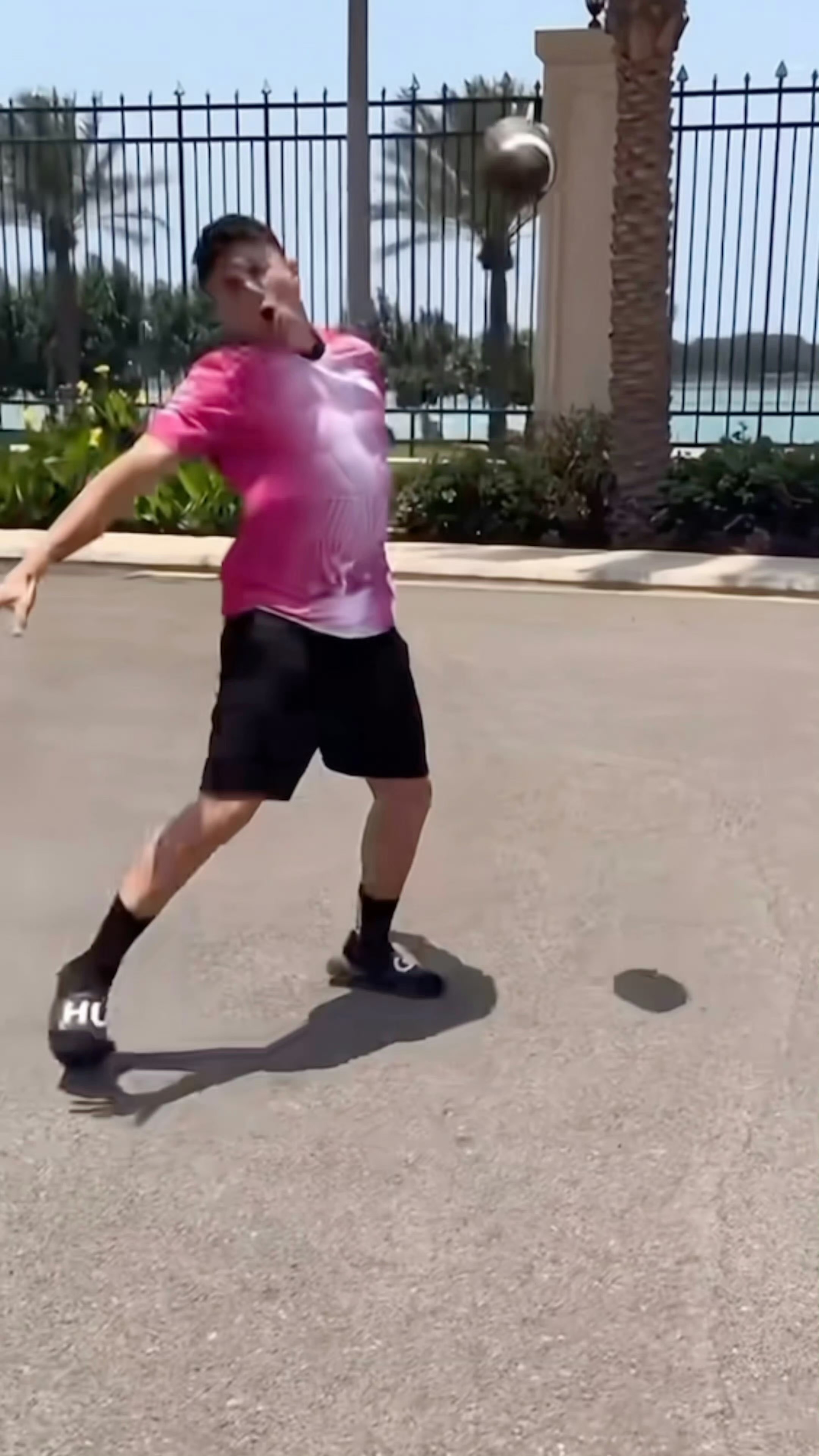 当一个罗蜜因为工作出现在迈阿密国际的比赛现场 : 能离多远离多远2026F1迈阿