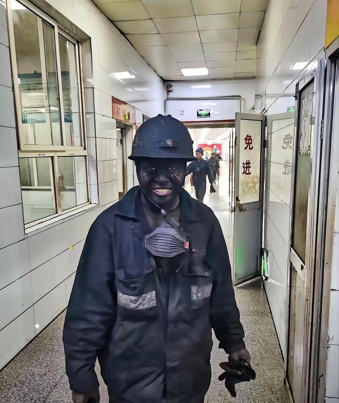 煤矿那么危险，为啥还有人干？
答案很现实——钱。
在老家干建筑，一天260，冬天
