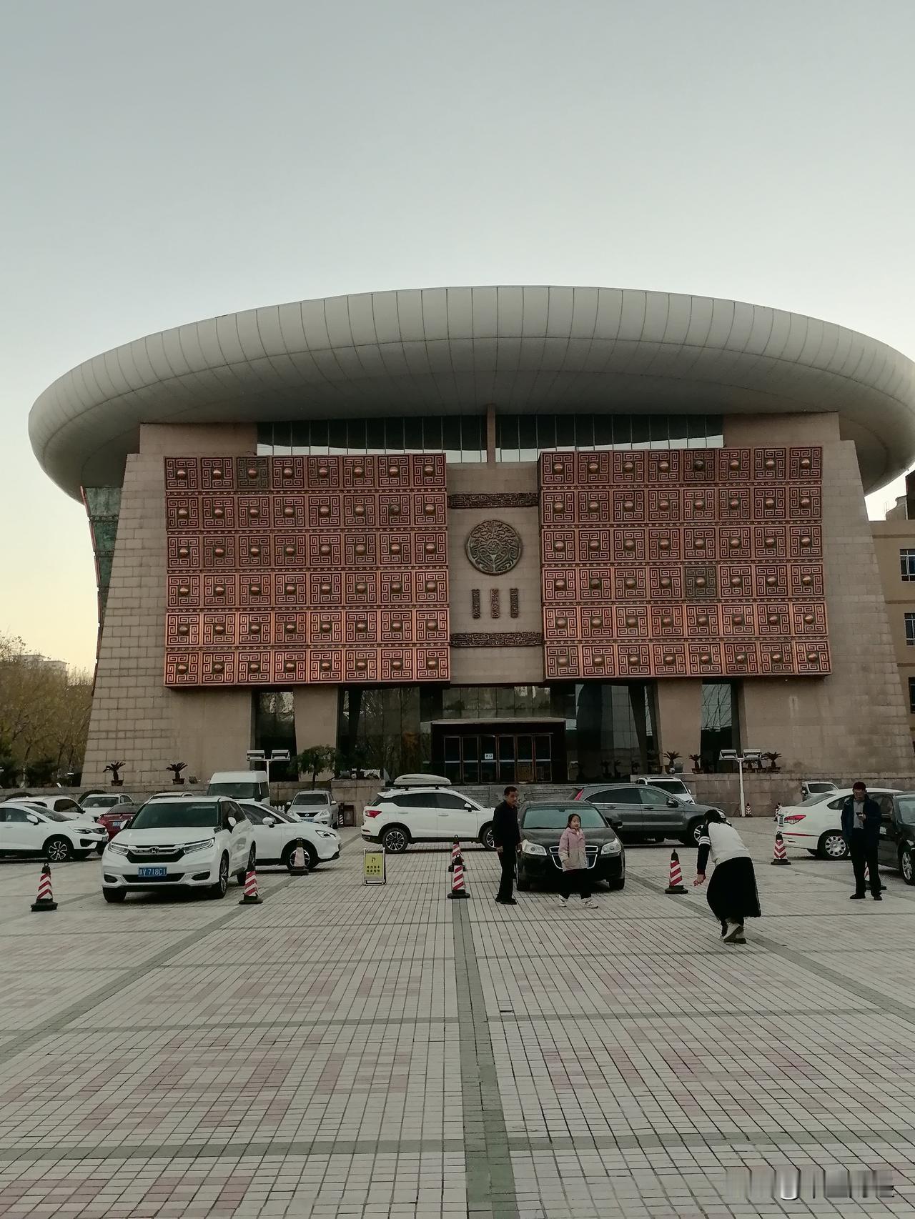 这是九十年代的郑州博物馆，现在已变成了南水北调博物馆了，新的郑州博物馆已经搬迁到