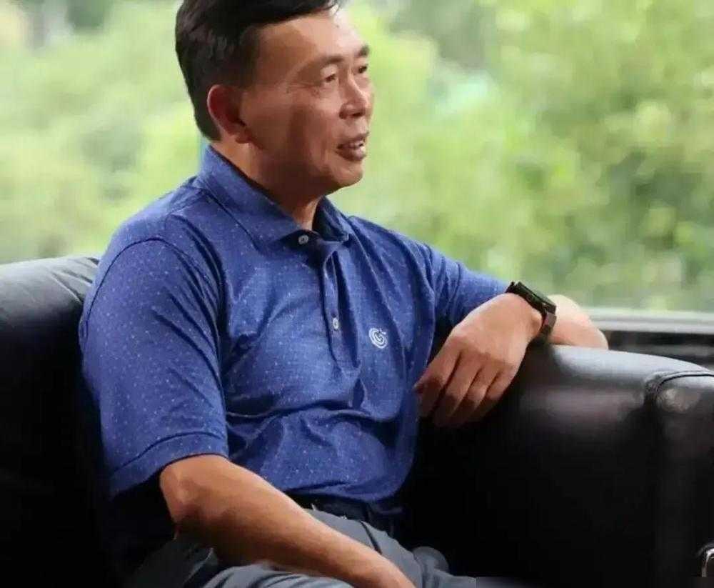 田朴珺问段永平怎么才能赚钱。
全场安静。
这根本不是抬杠，是两个人脑子里的闹钟压