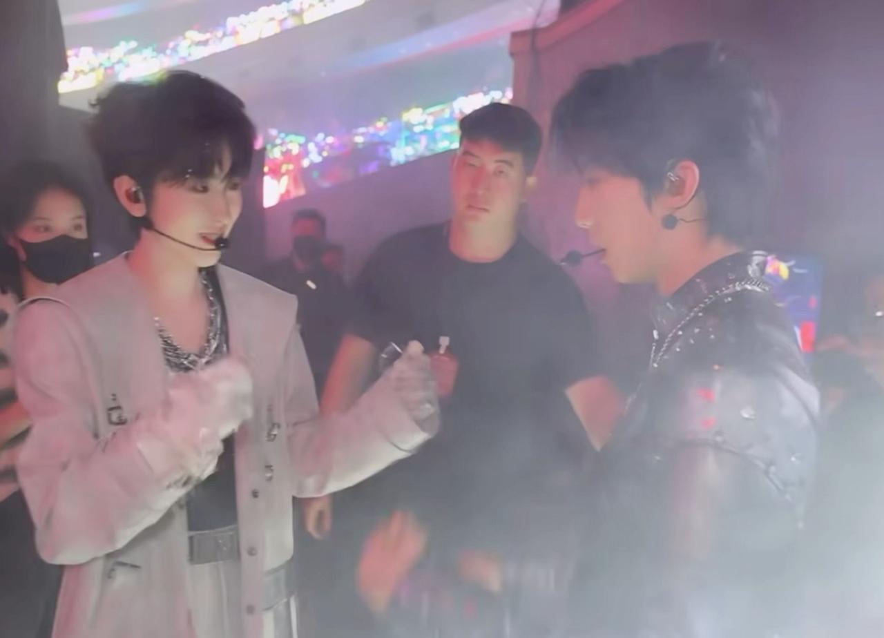 “加油”碰拳来啦！ 奇文 ​​​