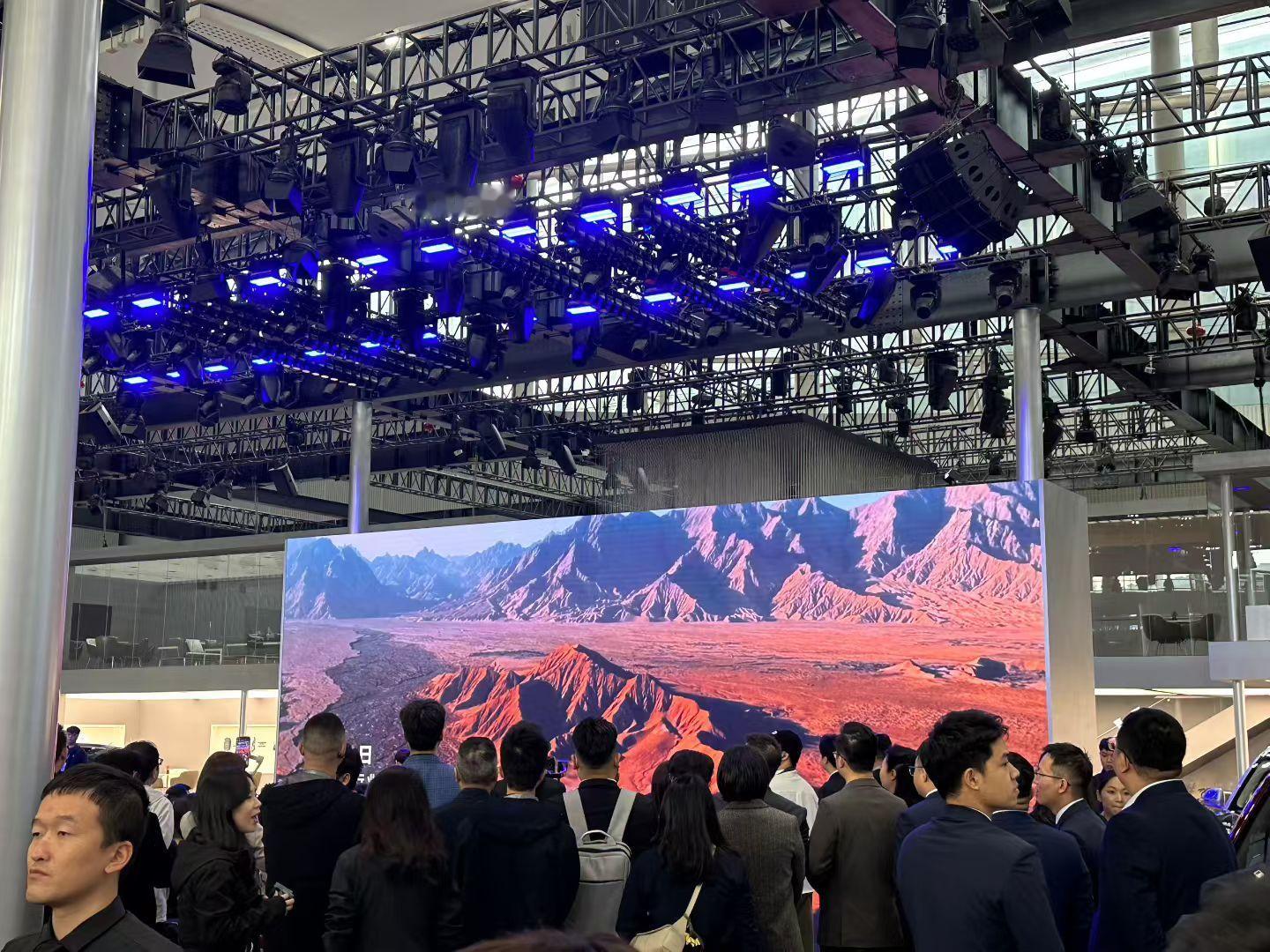 赛力斯展台，问界的展台，现在是人气爆棚的展台！