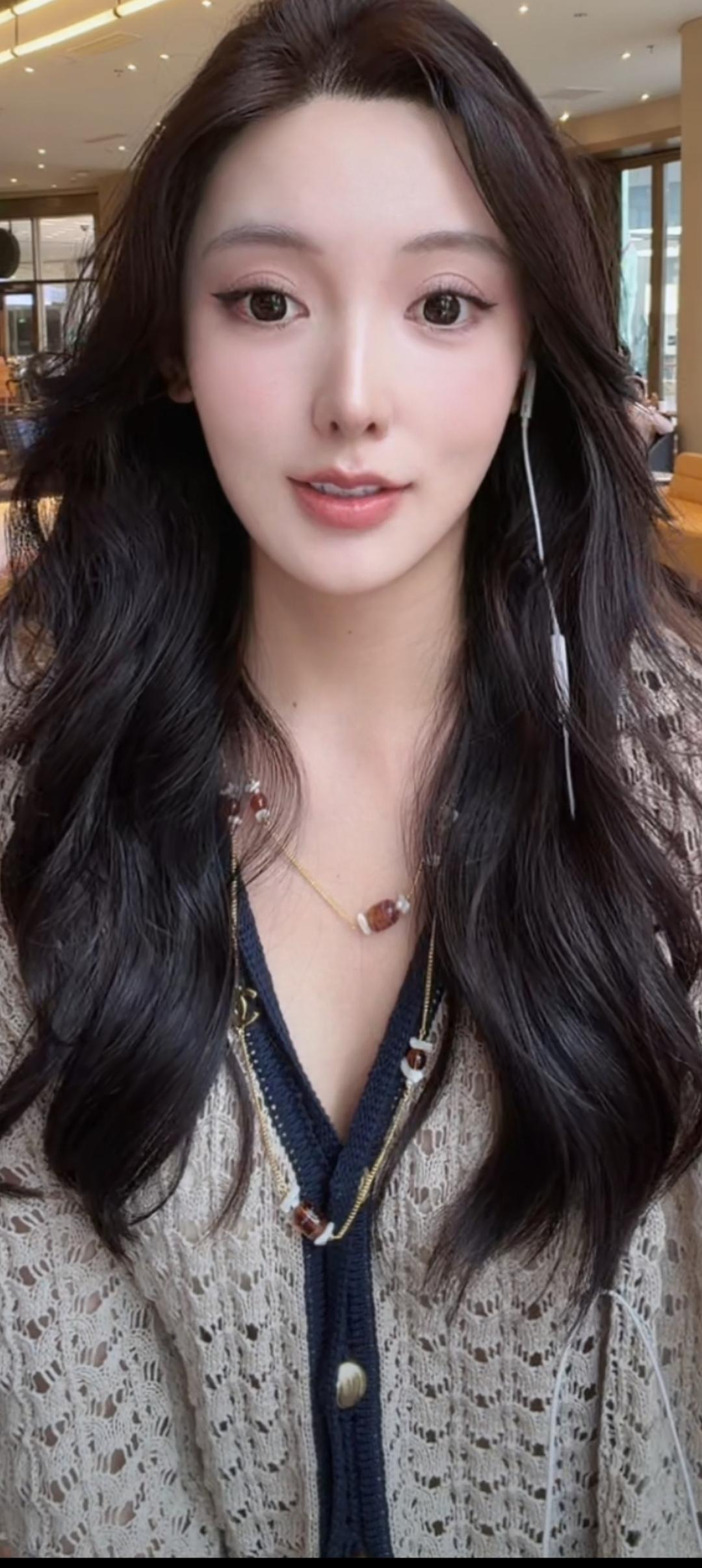 这姑娘戴耳机，穿毛衣，好温柔哦。