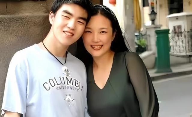 1988年，武汉女教师在医院生下一个小男孩。谁知，丈夫突然在她耳边说：“老婆，把