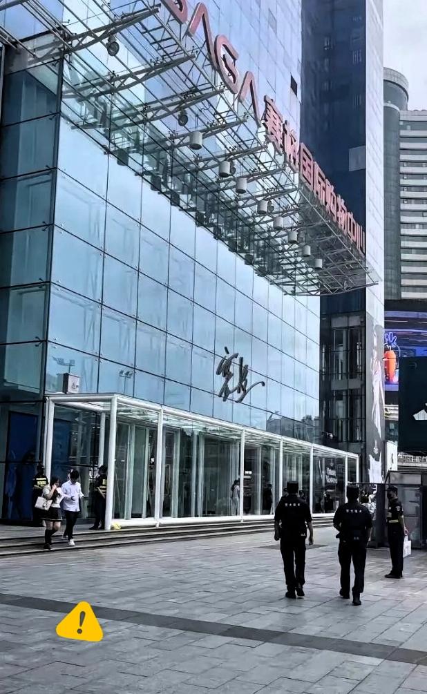 赛格拆店，拆掉了一条命？
 
越扒越有！赛格6月30日下发撤柜通知，当晚就拆除品