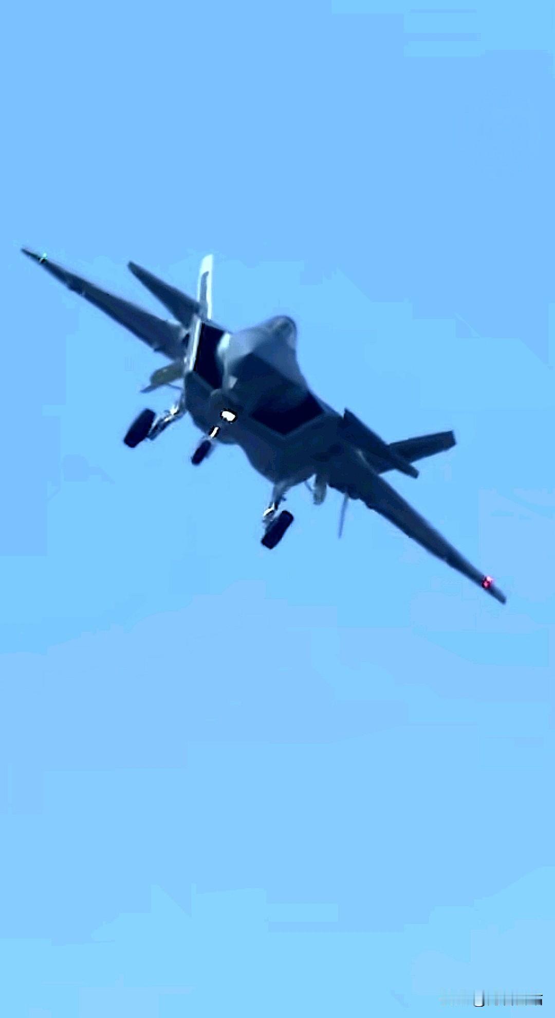 小航线进场的歼 - 20，宛如八翼天使，英姿勃发。歼 - 20独特的气动布局，在