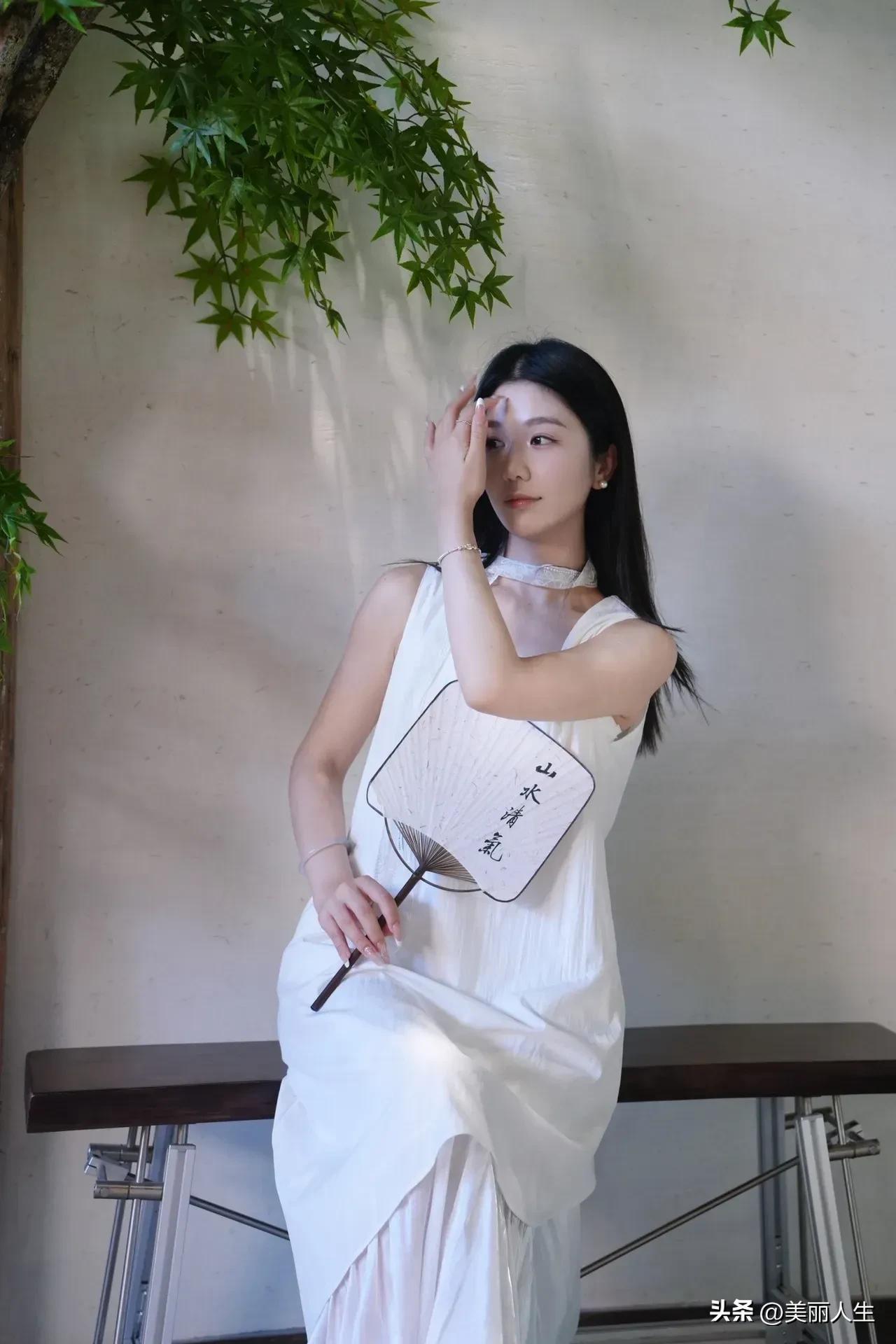 茶峒，沈从文边城中远离尘嚣的湘西小城。青山绿水，渡船碧江，吊脚楼漂出的米酒香。勤