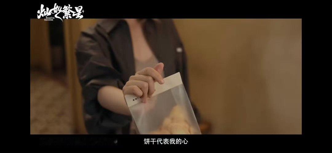 虞书欣还是向手指比心低头了虞书欣为了拍戏向手指比心低头 哈哈哈好可爱 