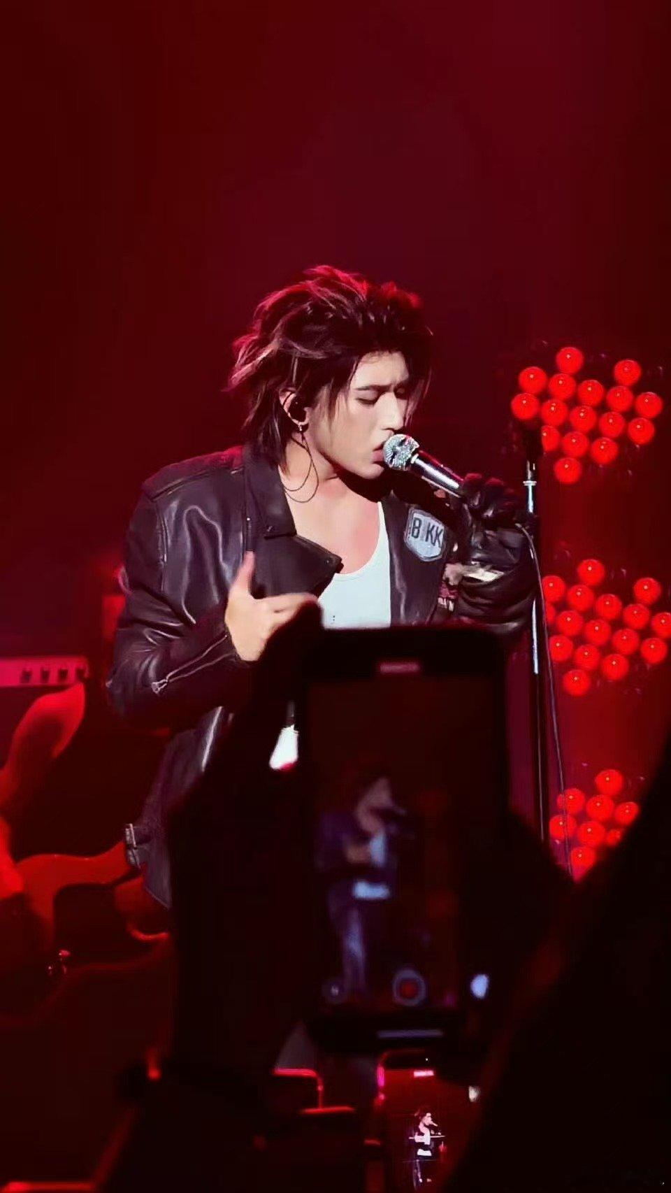 蔡徐坤音乐节压台出场 国际音乐节上压台亮相，蔡徐坤以唯一华语歌手身份闪耀，含金量