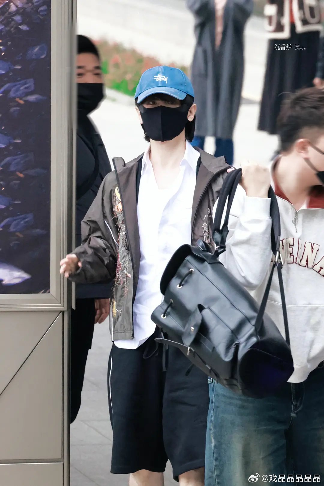 90变85生空降机场，粉丝喊高中生来了