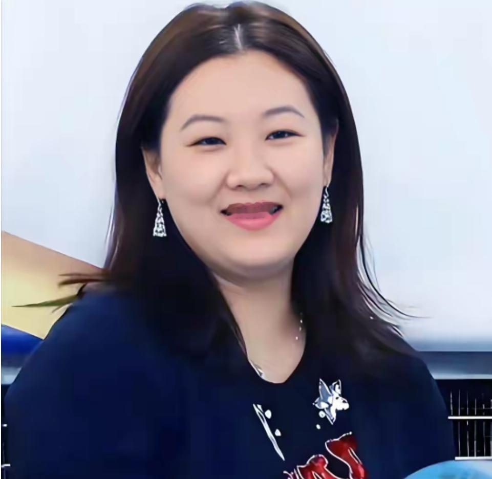 伏明霞最新状况曝光！她与梁锦松没有离婚，已赡养父母24年
娱乐