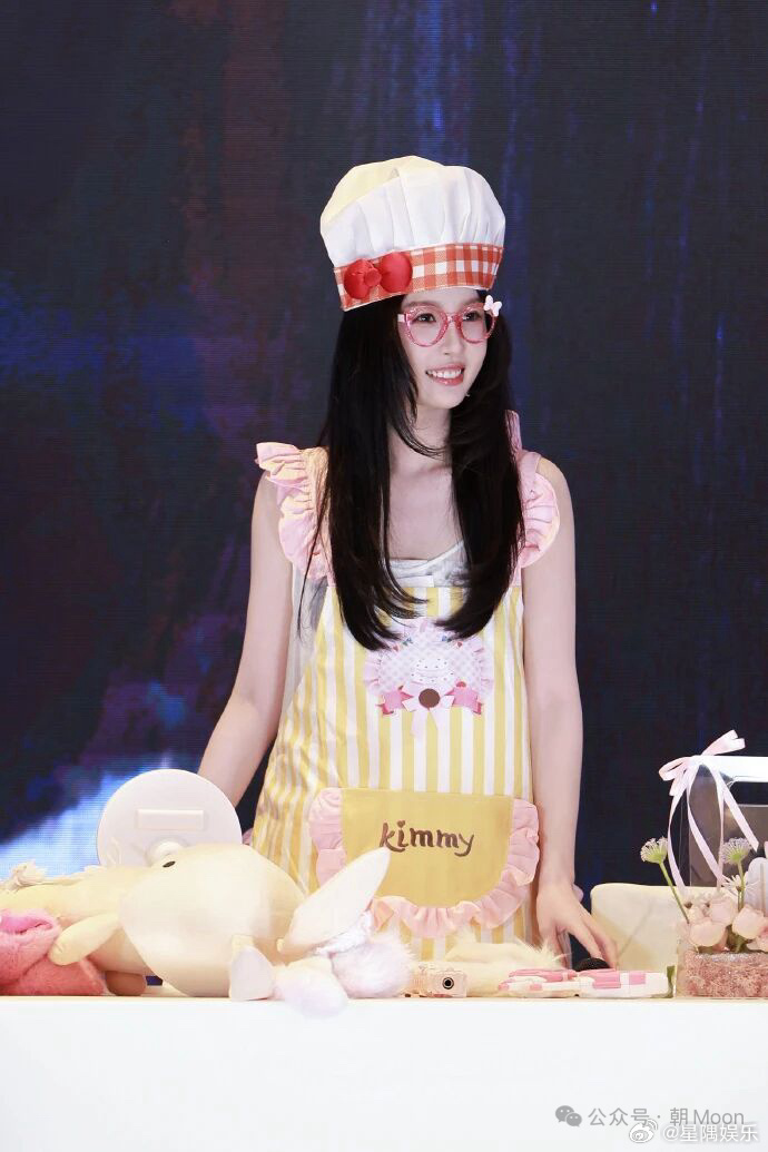 虞书欣签售会名场面，🐟这是把春日浪漫狠狠焊在身上了 