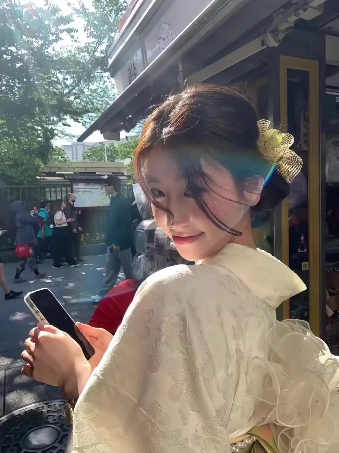你常常不自信 怕比不上很多人 可是玫瑰代替不了紫罗兰 我的爱给你兜底