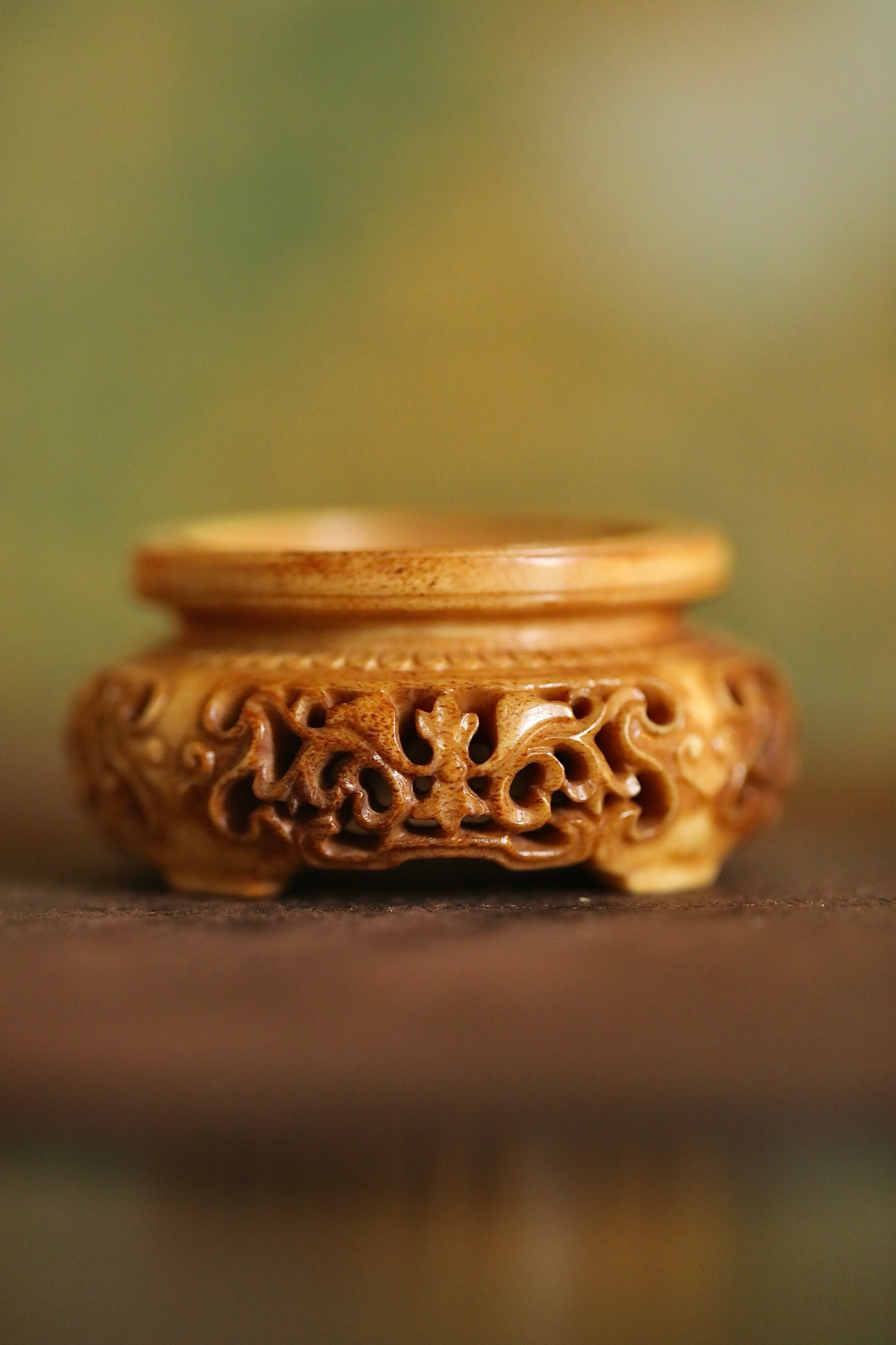 鹿角 | 缠枝纹底座器身以透雕技法刻缠枝瑞纹，枝蔓婉转，镂空处层次分明，线条流畅