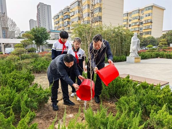 邢台二十三中：植树添新绿

3月24日，邢台市信都区委统战部常务副部长杨斌同志一