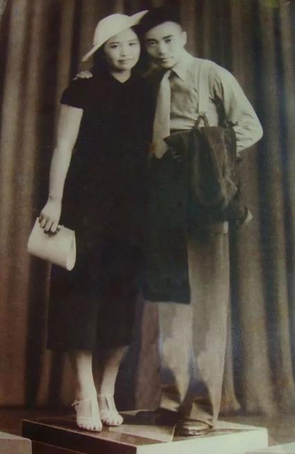 1938年，27岁国军将领陈尔晋，怀疑妻子出轨，跟踪时，见妻子上楼时，谁知，妻子