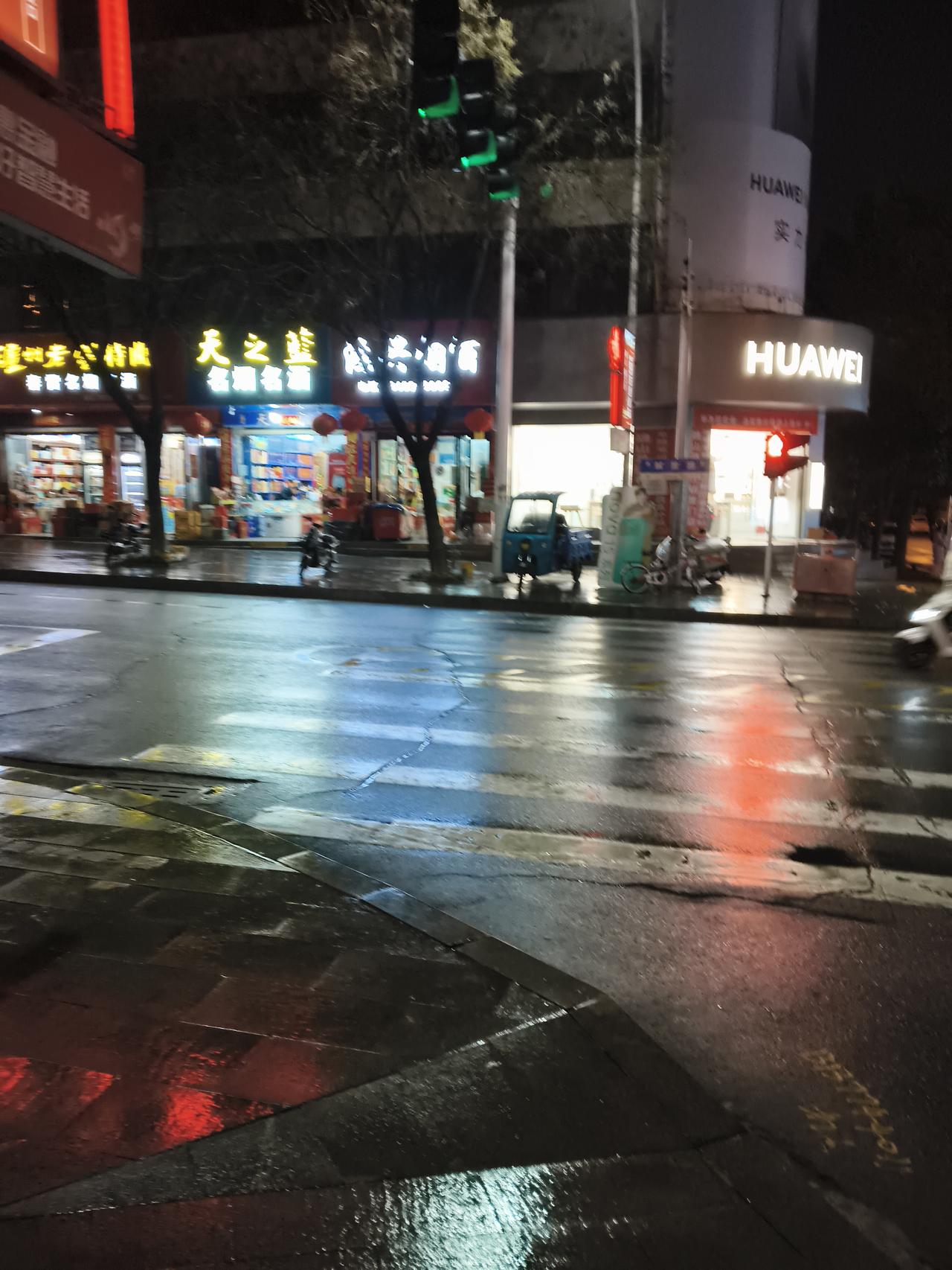 这几年，酒业早已没了从前的红火。从前逢年过节，烟酒门市前挤满了人，成箱的酒被搬上