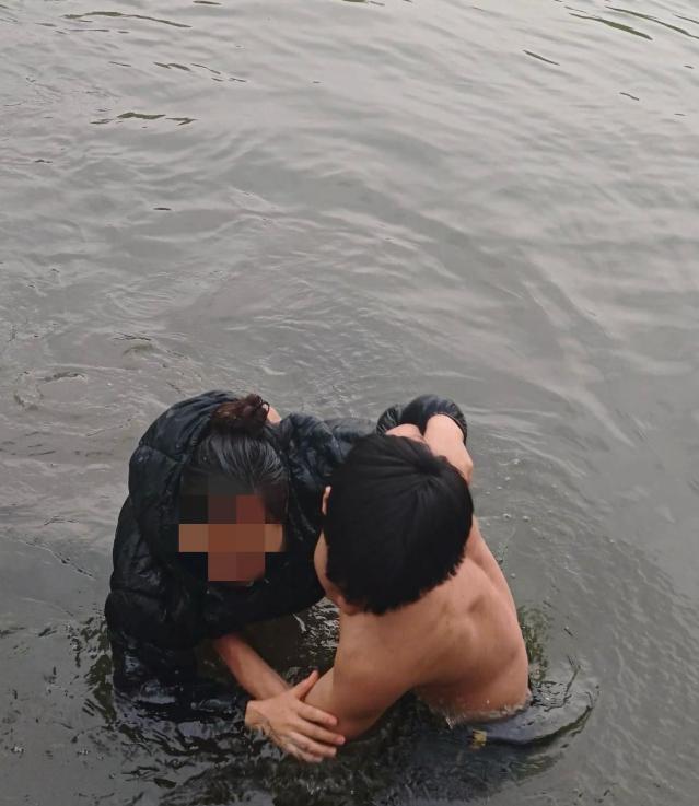 一个刚上大二、天天在街头开直播卖艺筹钱给爹治病的穷学生，竟能在意外爆发时，毫不犹