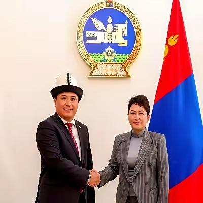 现在蒙古国人会不会后悔当年独立？实际上他们后悔了，后悔没把内蒙一块拿走。

外蒙