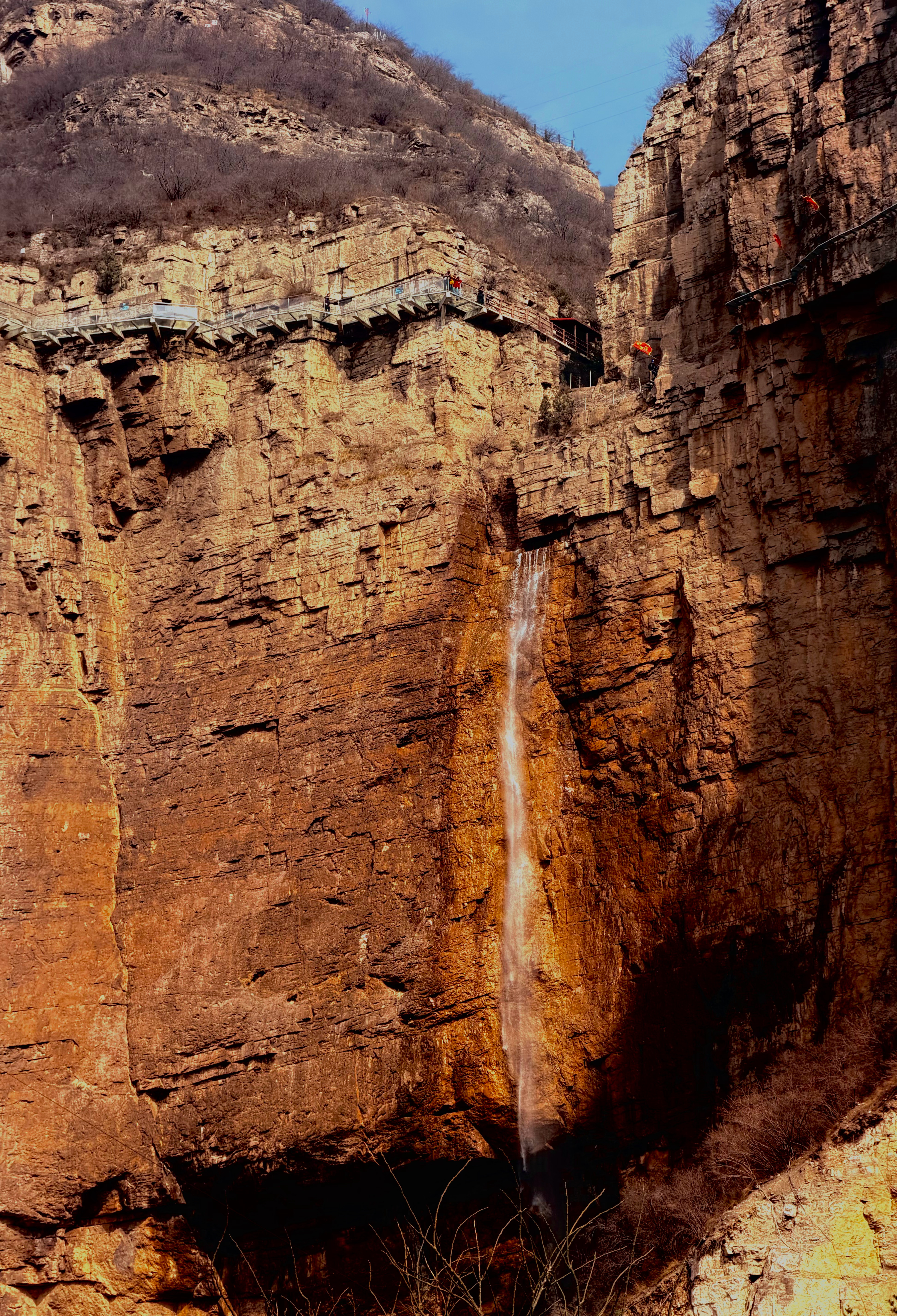 来河津大梯子崖了！黄河边上这悬崖栈道真的太壮观，走上去风一吹特别爽。千年古梯+黄