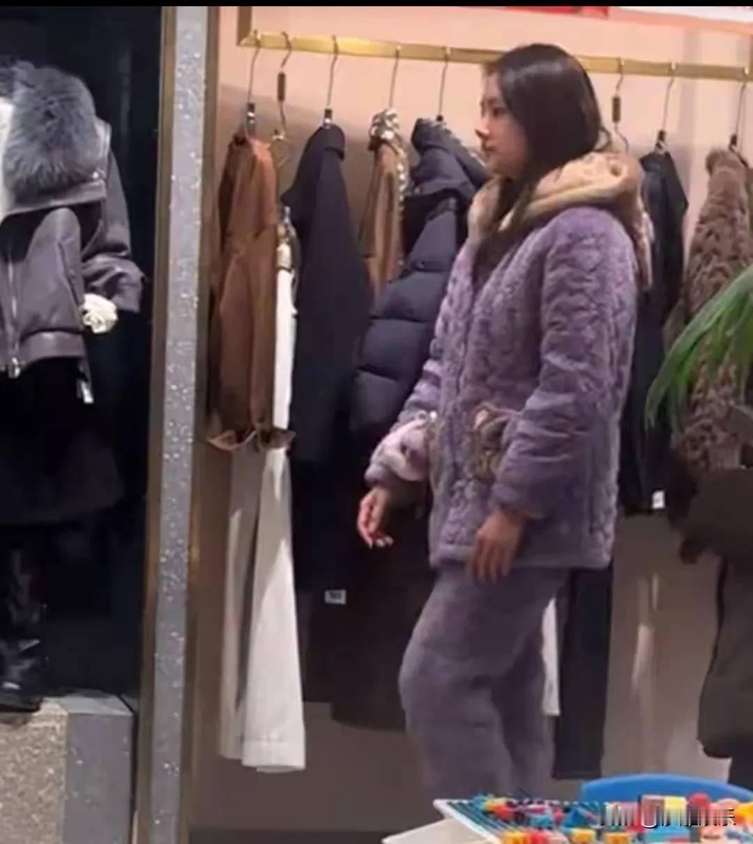 昨儿个刷到任敏穿一身紫色大棉睡衣，在常德老家逛商场。

说实话，第一眼没认出来。