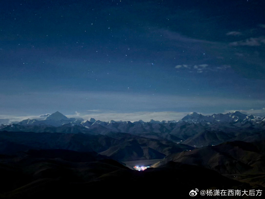 凌晨一点的珠峰、丹增峰和卓奥友峰。 日喀则·珠穆朗玛观景台