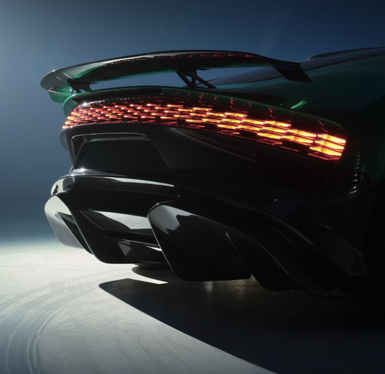 还别说，追觅这跑车貌似挺漂亮的，尾灯很好看，还很原创！ 