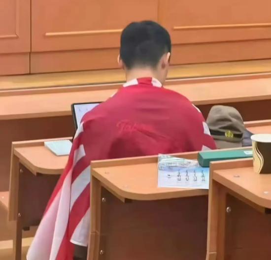 一个南京的孩子，莫斯科大学留学生，上日本史课，竟然身披旭日旗、桌面摆放二战日军军