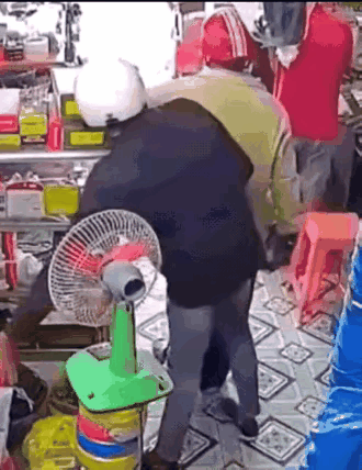 那么年轻去干些偷鸡摸狗的勾当，丢不丢人呀。
五金店里，俩小伙子趁老板收钱的空当，