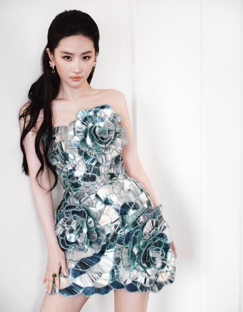 刘诗诗刘亦菲活动生图 85顶流四花中的仙女姐姐刘亦菲和刘诗诗同场亮相，两人都梳着