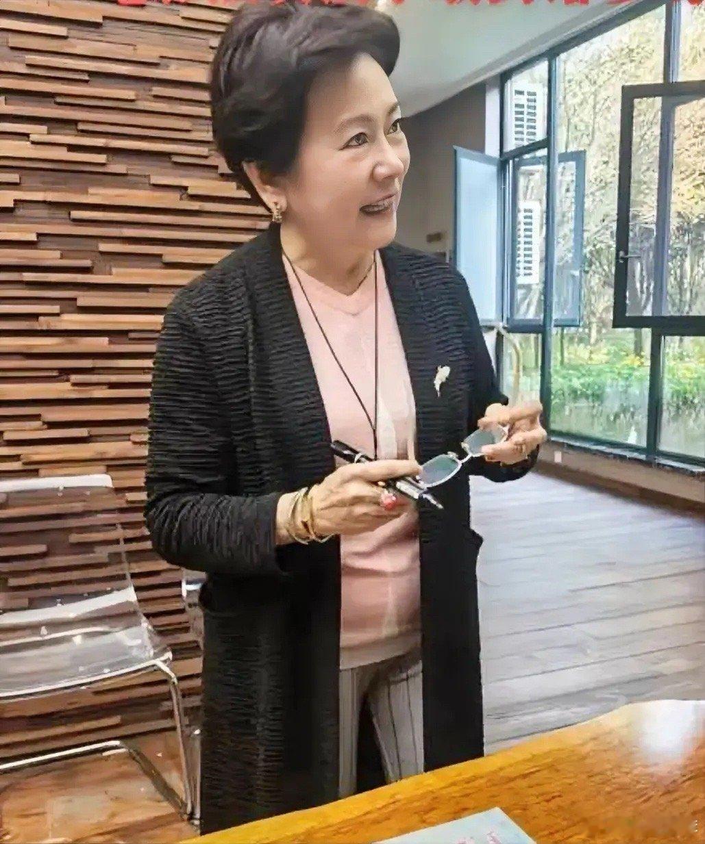 她如今已经有60多岁，依稀还能看到她年轻时漂亮的模样。还能记得她吗？ 